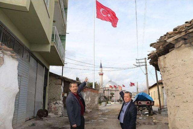 40 Metrelik Türk Bayrağı Paşaköy’de Dalgalanıyor