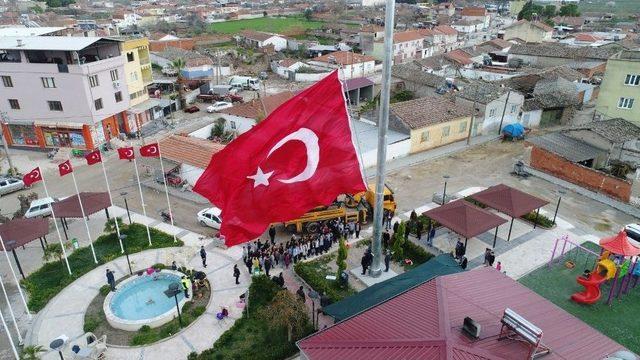 40 Metrelik Türk Bayrağı Paşaköy’de Dalgalanıyor