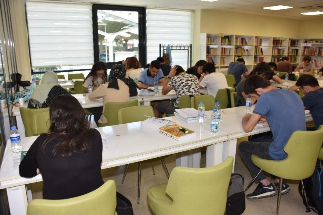 Gen&ccedil;lerin İsteği &Uuml;zerine 24 Saat Hizmet Veren K&uuml;t&uuml;phane