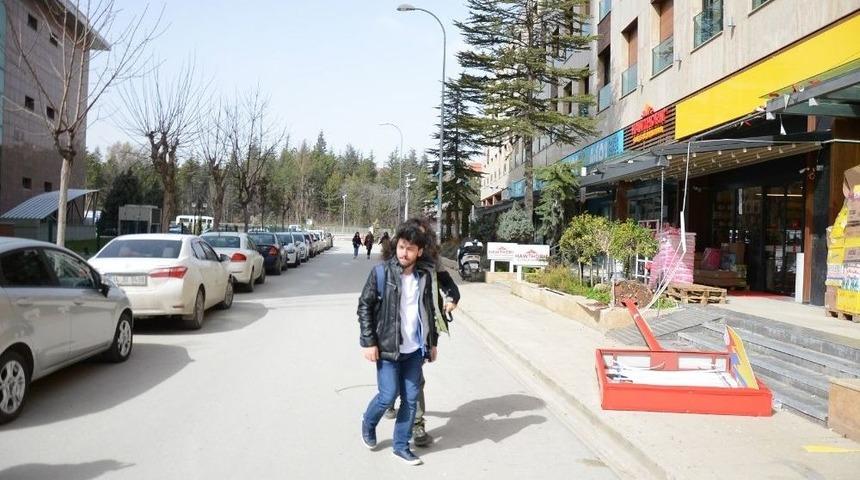 Lodos Nedeniyle &Uuml;zerine Tabela Devrilen Gen&ccedil; Kız Yaralandı