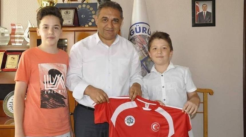 Başkan Çiftçi Öğrencilere Forma Hediye Etti