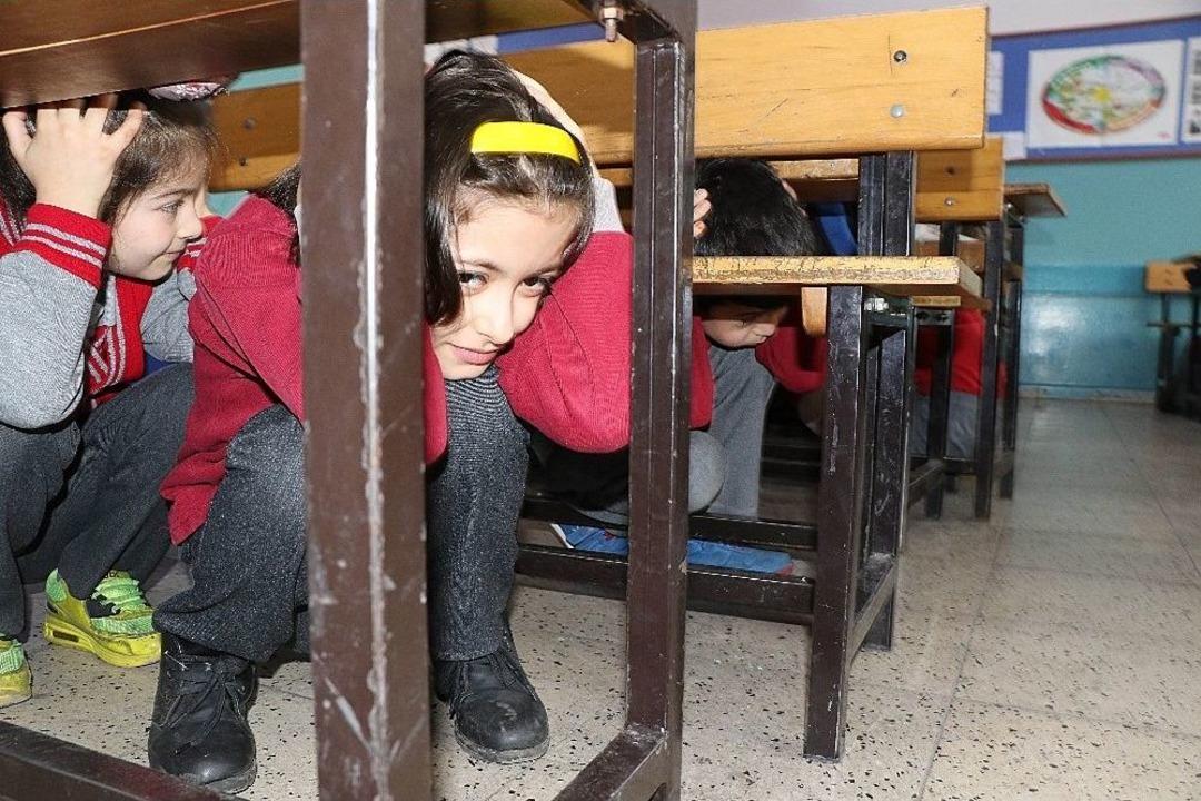 Deprem Haftasında &Ouml;ğrenciler Deprem Tatbikatına Katıldı