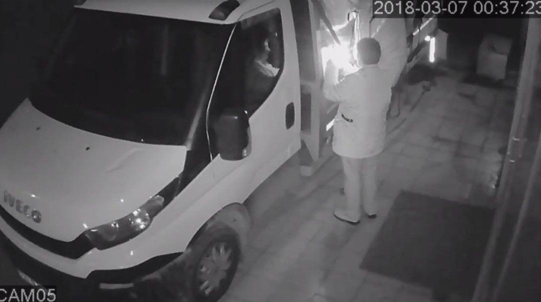 1.5 Milyon Lira Zarar Ortaya &Ccedil;ıkan Mobilya Mağazasını Yakarken Kameraya Yakalandı