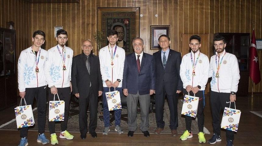 Şampiyon Kros Takımı, Rekt&ouml;r &Ccedil;omaklı&rsquo;yı Ziyaret Etti