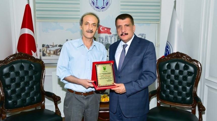 G&uuml;rkan&rsquo;a Teşekk&uuml;r Plaketi