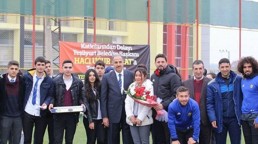 &Ouml;ğrencilerden Evkur Yeni Malatyaspor&rsquo;a T&uuml;rk Bayraklı Ziyaret