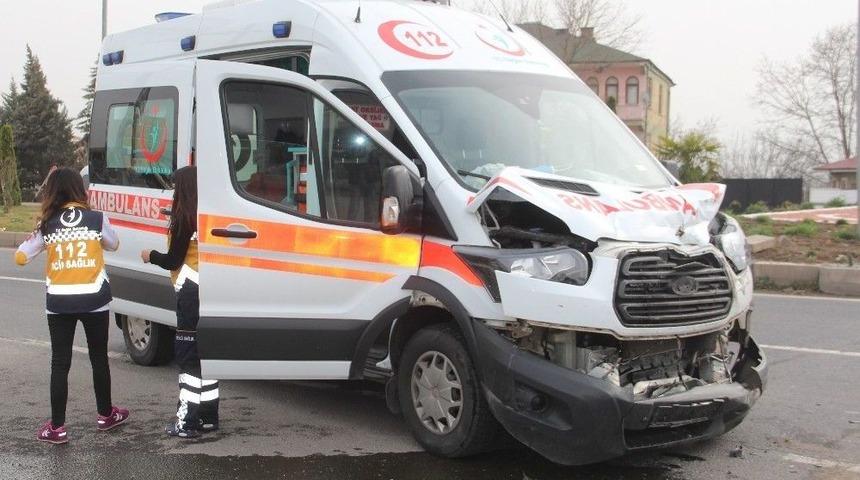 Ambulansla Kamyon &Ccedil;arpıştı: 1 Yaralı