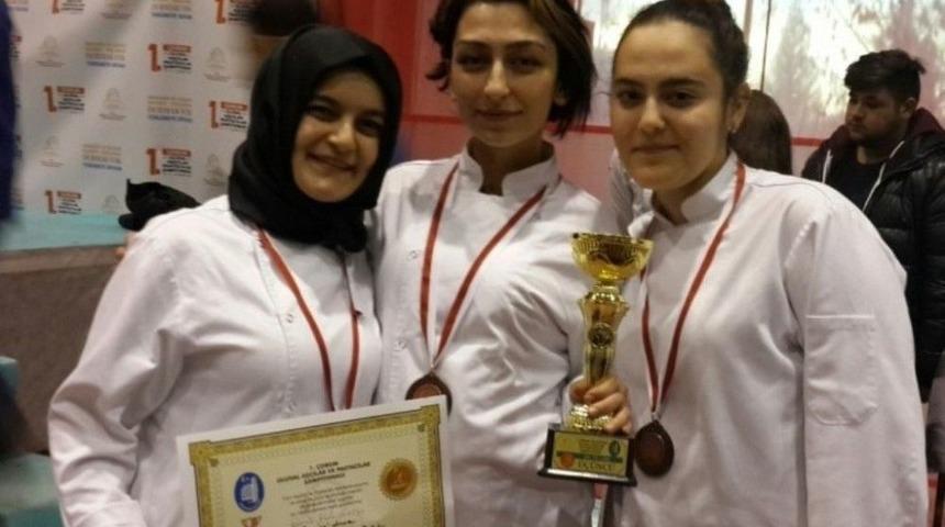 &Uuml;rkmezer&rsquo;den &Ouml;d&uuml;ll&uuml; &Ouml;ğrencilere Teşekk&uuml;r