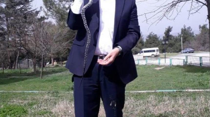 Bah&ccedil;esinde Yakaladığı Yılanı Baharı M&uuml;jdelediği İ&ccedil;in Serbest Bıraktı