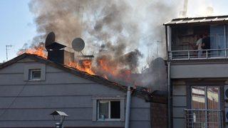 İş Hanının Çatısında Çıkan Yangın Korkuttu