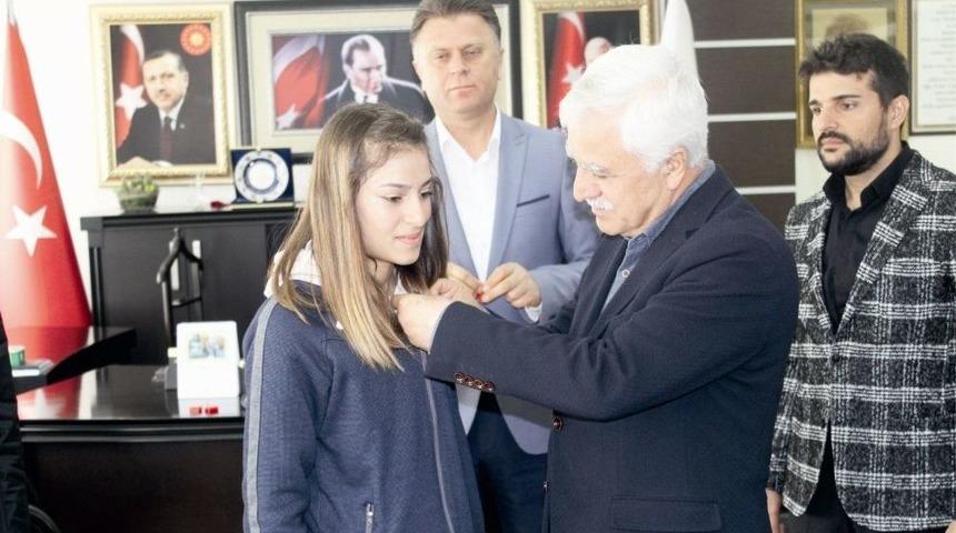 Başkan Toprak Başarılı Sporcular &Ouml;d&uuml;llendirdi