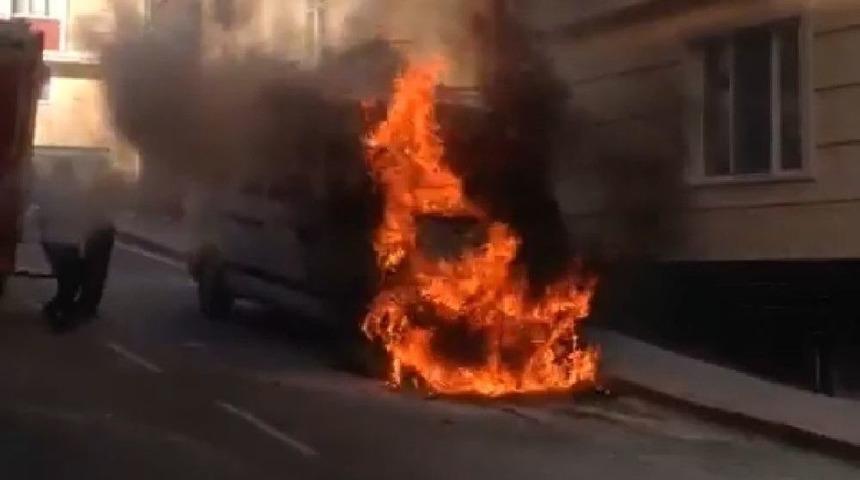 Park Halindeki Minibüs Alev Alev Yandı