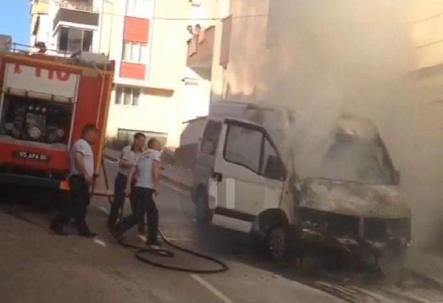 Park Halindeki Minibüs Alev Alev Yandı