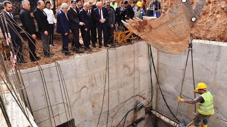 Bakan Elvan, K&ouml;pr&uuml;l&uuml; Kavşak &Ccedil;alışmalarını İnceledi