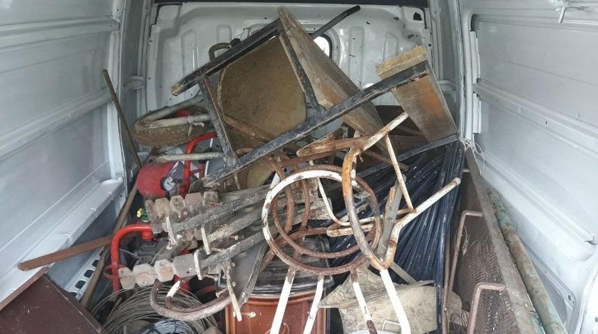 &Ccedil;aldığı Eşyaları Kamyonete Y&uuml;kledi, Ka&ccedil;arken Yakalandı