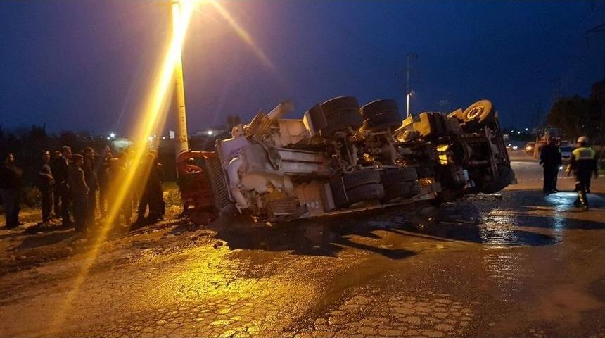 Beton Pompası Kamyonu İle Tır &Ccedil;arpıştı: 2 Yaralı