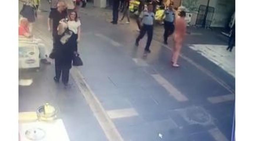 Ey&uuml;psultan&rsquo;da Dehşet Sa&ccedil;an &Ccedil;ıplak Adam Polis Tarafından Etkisiz Hale Getirildi