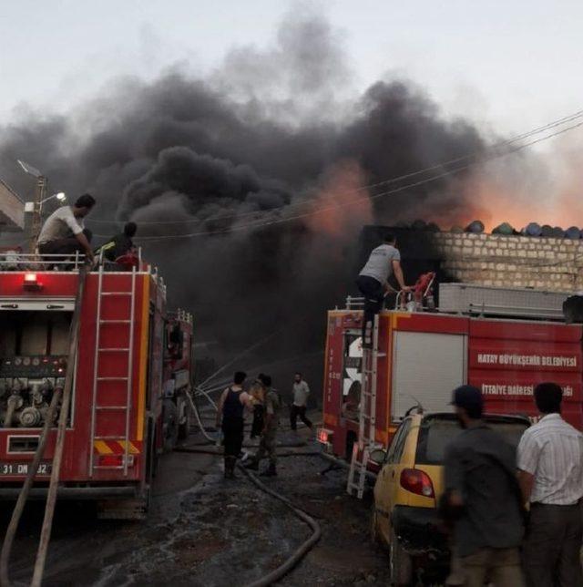 Afrin’in Cinderes Kasabasında Çıkan Yangında Soğutma Çalışmaları