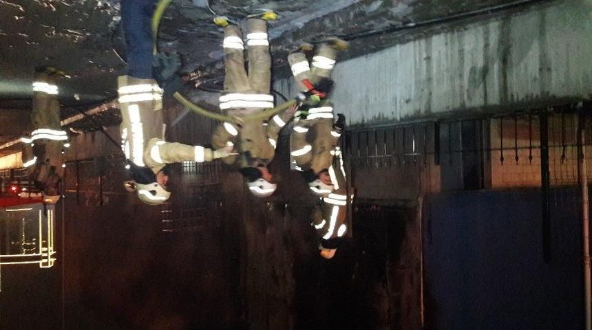 Hastanenin Yanında Bulunan Fabrikada &Ccedil;ıkan Yangın Paniğe Neden Oldu