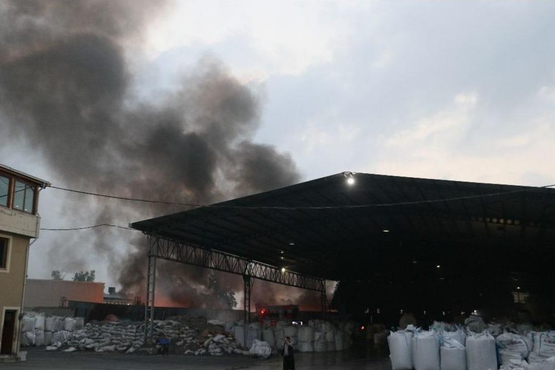Plastik Geri D&ouml;n&uuml;ş&uuml;m Fabrikasında Dev Yangın