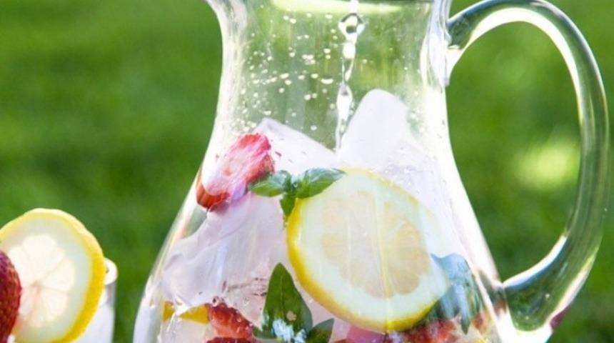 Çilekli Limonlu Fesleğenli Su