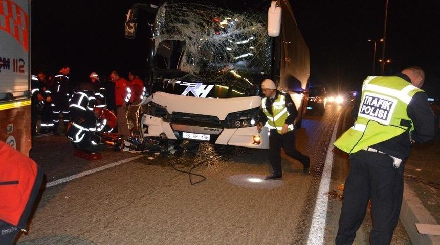 Yolcu Otob&uuml;s&uuml; Tıra &Ccedil;arptı: 1 &Ouml;l&uuml;, 1 Yaralı