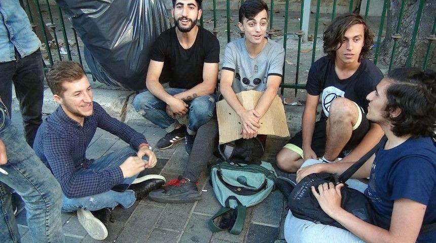 (&ouml;zel) İstiklal Caddesi&rsquo;nde &rsquo;1 Lira&rsquo;ya Dert Dinleme&rsquo; Hizmeti