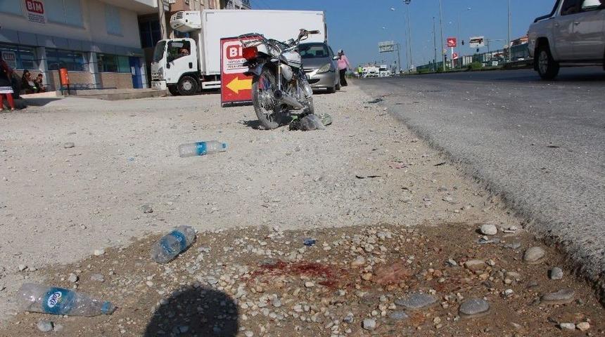 Motosiklet Yayaya &Ccedil;arptı: 1&rsquo;i Ağır 3 Yaralı