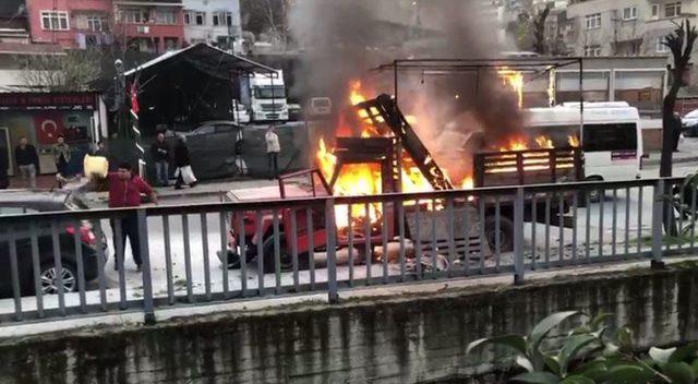 (özel) Kağıthane’de Park Halindeki Kamyonet Alev Alev Yandı