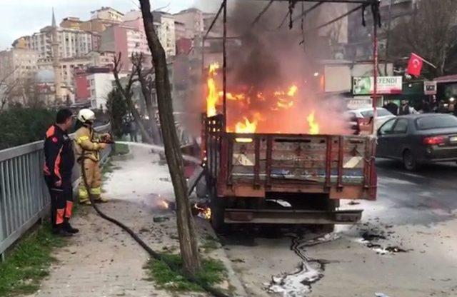 (özel) Kağıthane’de Park Halindeki Kamyonet Alev Alev Yandı