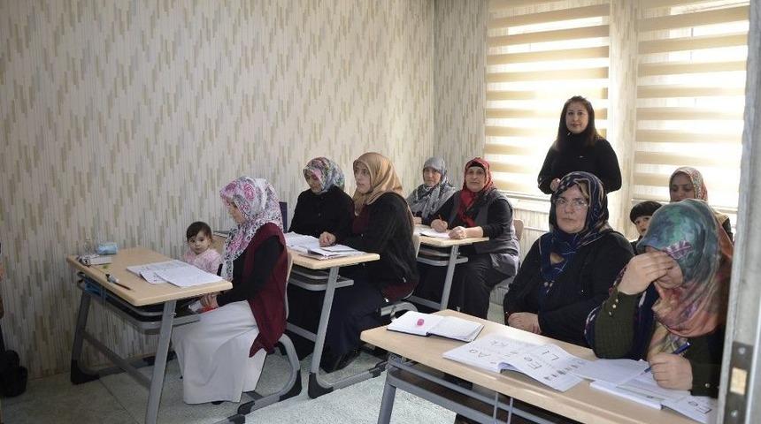 Ağrı Belediyesi Okuma Yazma Bilmeyen Kadınlara Eğitim Vermeye Başladı