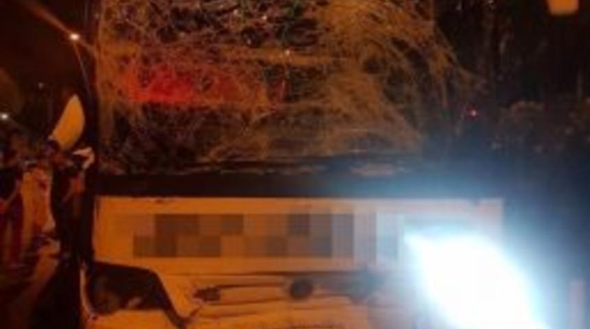 Yolcu Otob&uuml;s&uuml; İle Midib&uuml;s &Ccedil;arpıştı: 2 Yaralı