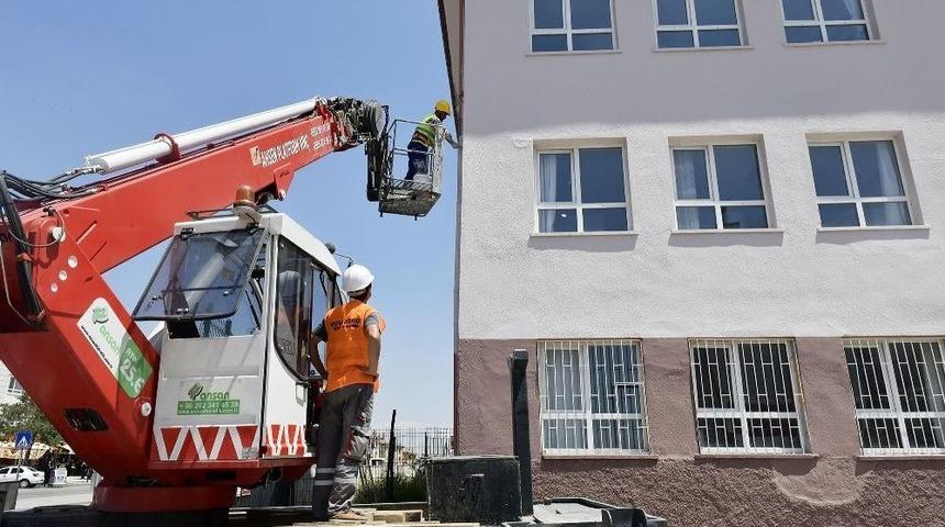 &Ouml;ğrenciler Tatil, Belediye Tadilat Yapıyor