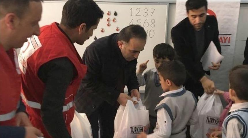 Kızılaydan &Ouml;ğrencilere Giyim Ve Ayakkabı Desteği