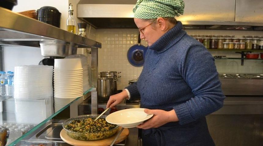 &rsquo;askıda Makarna&rsquo; Uygulaması İle &Ouml;ğrencileri Doyuruyor