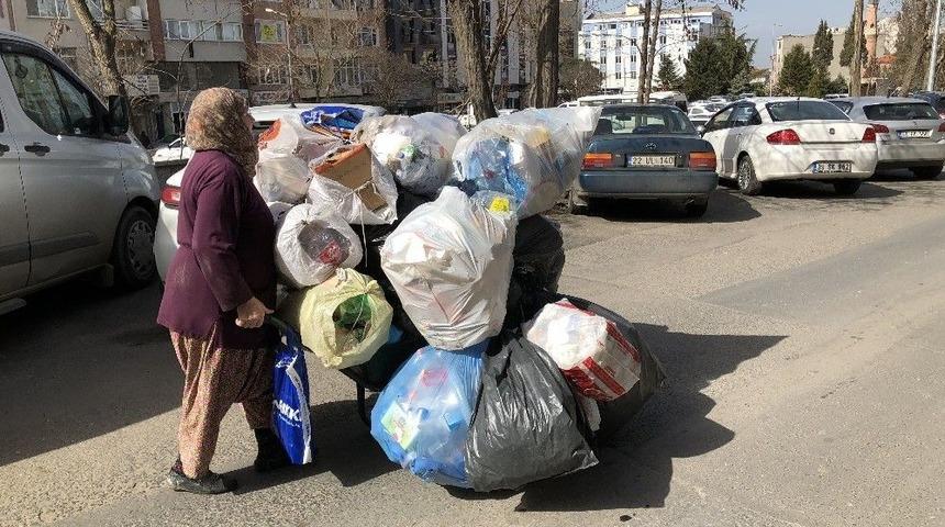 8 Mart D&uuml;nya Kadınlar G&uuml;n&uuml;&rsquo;n&uuml; Hurda Ve Kağıt Toplayarak Ge&ccedil;iriyor