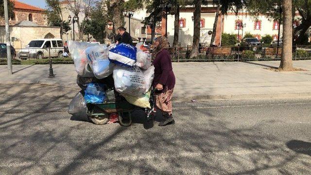 8 Mart Dünya Kadınlar Günü’nü Hurda Ve Kağıt Toplayarak Geçiriyor