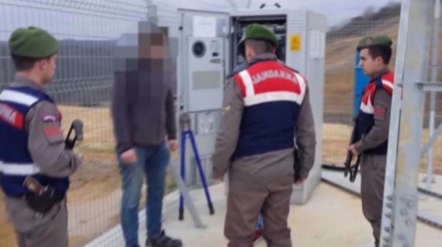 Kardeş Ak&uuml; Hırsızlarına Jandarmadan Su&ccedil;&uuml;st&uuml;