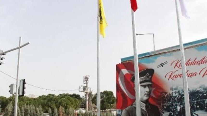 Buca, Ay-yıldızlı Bayraklarla &Ccedil;evrelendi