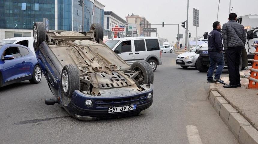Dolmuşa &Ccedil;arpmamak İ&ccedil;in Manevra Yapınca Takla Attı: 1 Yaralı