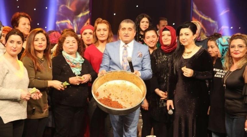 Kadın Şiddetine Dikkat &Ccedil;ekmek İ&ccedil;in İki Dilde Şarkı Yazdı