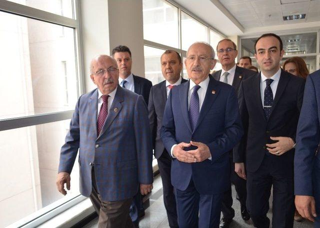 Kılıçdaroğlu Tren Kazasında Yaralananları Ziyaret Etti