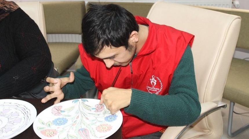 Engelli Oğlunu 25 Yıldır Kucağında Taşıyan Eli &Ouml;p&uuml;lesi Anne