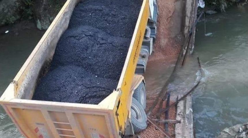 K&ouml;pr&uuml;, &Uuml;zerinden Kamyon Ge&ccedil;tiği Sırada &Ccedil;&ouml;kt&uuml;