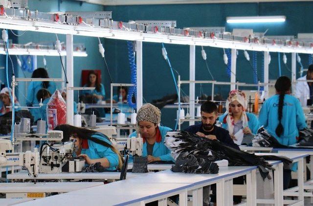 Van’da Açılan Tekstil Fabrikası 110 Kişiye Ekmek Kapısı Oldu