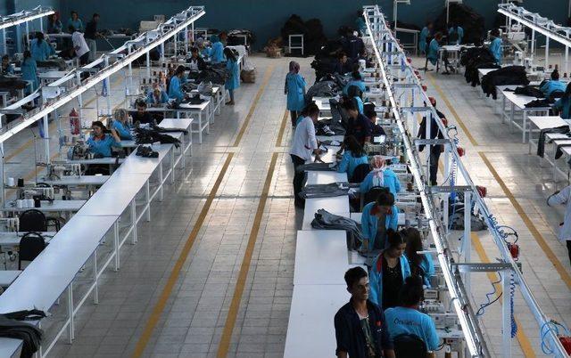 Van’da Açılan Tekstil Fabrikası 110 Kişiye Ekmek Kapısı Oldu