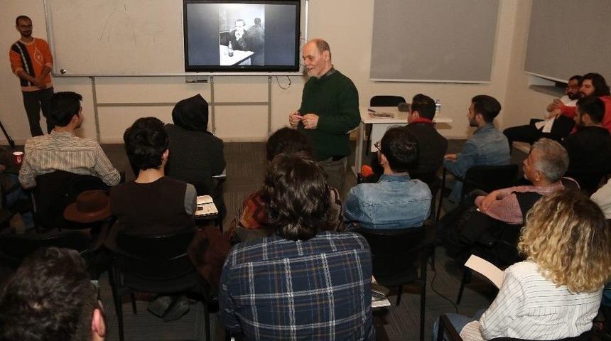 B&uuml;sam B&uuml;nyesindeki Film Akademi&rsquo;de Sinema Ve Sanat Tarih&ccedil;isi Bur&ccedil;ak Evren Ders Verdi