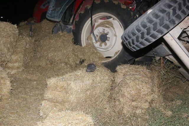 Kamyon, Trakt&ouml;re &Ccedil;arptı: 1 &Ouml;l&uuml;, 2 Yaralı 2