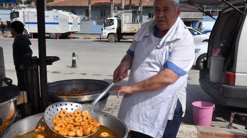 İzmirli Hayırsever Reyhanlı&rsquo;da Lokma Tatlısı Dağıttı
