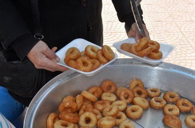 İzmirli Hayırsever Reyhanlı’da Lokma Tatlısı Dağıttı